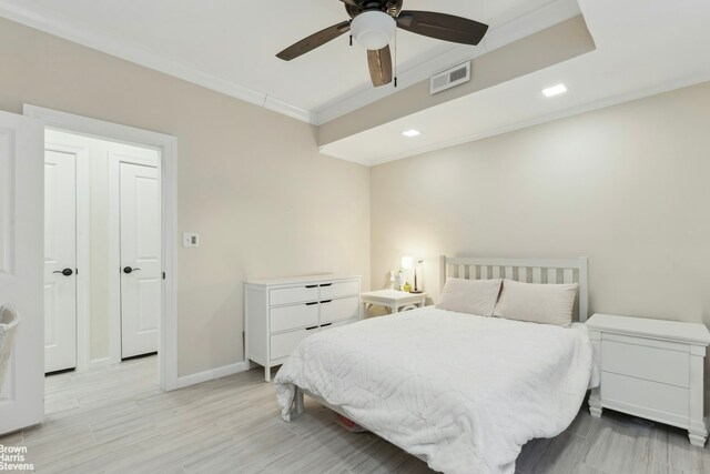 bedroom with crown molding and ceiling fan