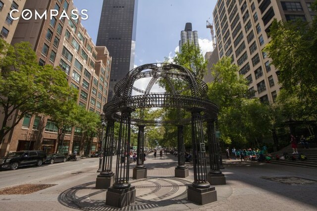 240 E 47th St Unit 27A, New York City, NY 10017 - surrounding community featuring a city view