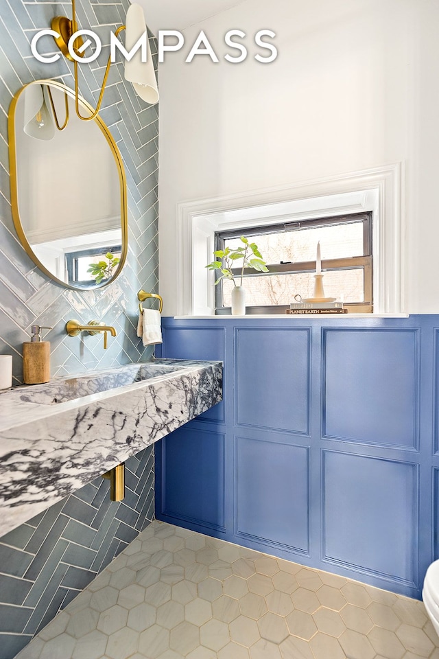 half bathroom with decorative backsplash