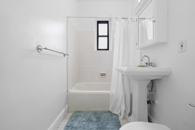 full bath featuring shower / bath combination with curtain, toilet, baseboards, and tile patterned floors