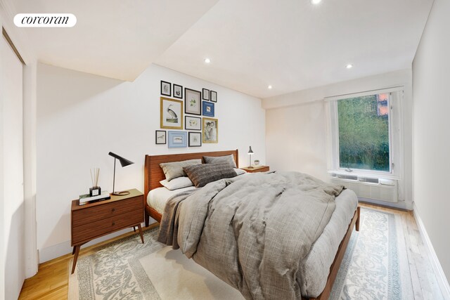 bedroom with recessed lighting, visible vents, light wood-style flooring, cooling unit, and baseboards