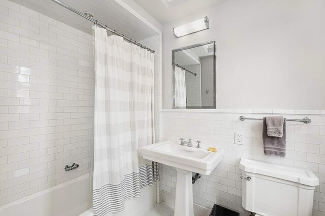 bathroom featuring sink