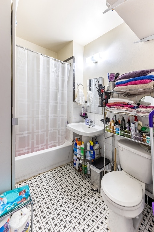 full bathroom with toilet, sink, and shower / bath combo