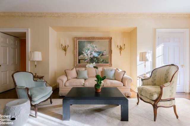 sitting room with crown molding