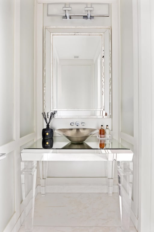 bathroom featuring sink