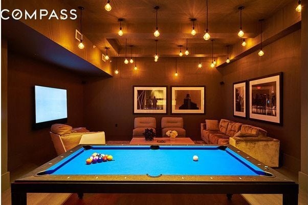 playroom featuring pool table