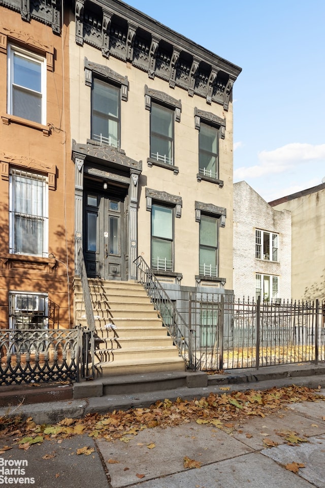 view of front facade featuring a fenced front yard