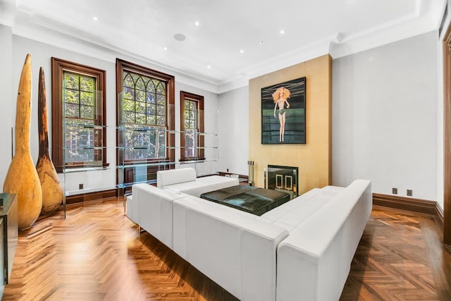 living room featuring recessed lighting, baseboards, ornamental molding, and a fireplace