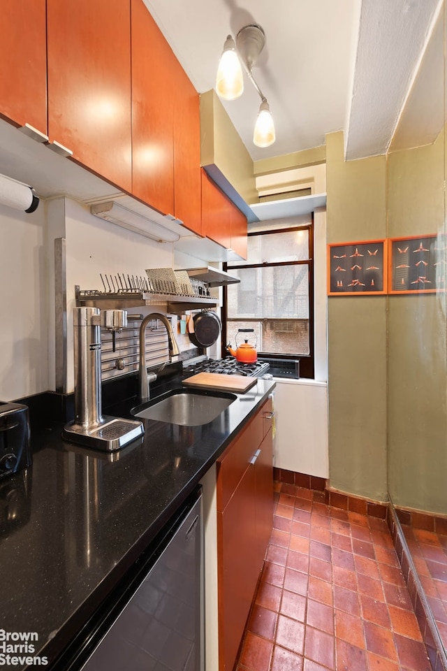 kitchen featuring a sink and baseboards