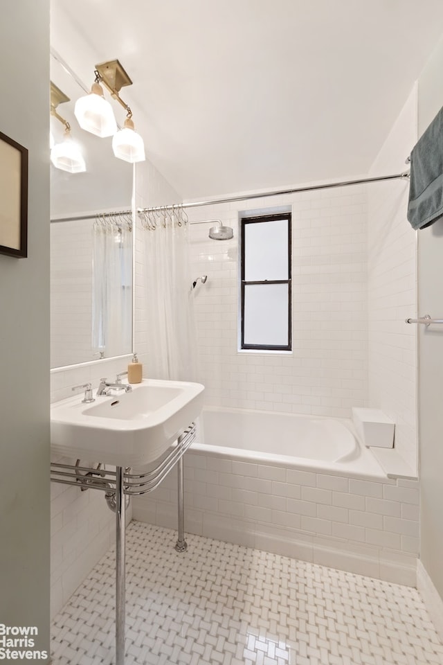 bathroom with tiled shower / bath combo