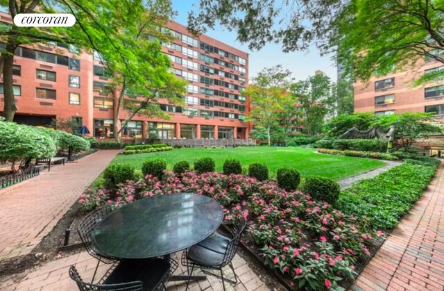 200 E 94th St Unit 1012, New York City, NY 10128 - view of property's community with a yard