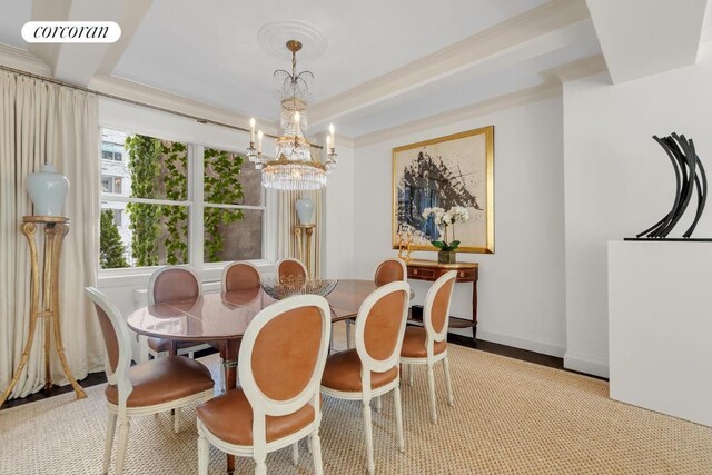 dining area with an inviting chandelier, visible vents, ornamental molding, and baseboards