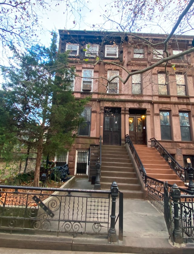 view of front of property featuring a fenced front yard