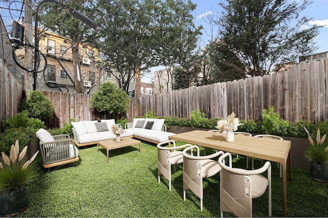 view of yard with a fenced backyard and outdoor lounge area