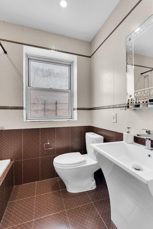 69-11 Yellowstone Blvd Unit A-51, New York City, NY 11375 - bathroom featuring toilet, tile walls, tiled tub, and recessed lighting