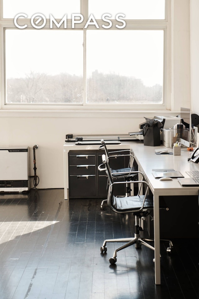 office area with heating unit