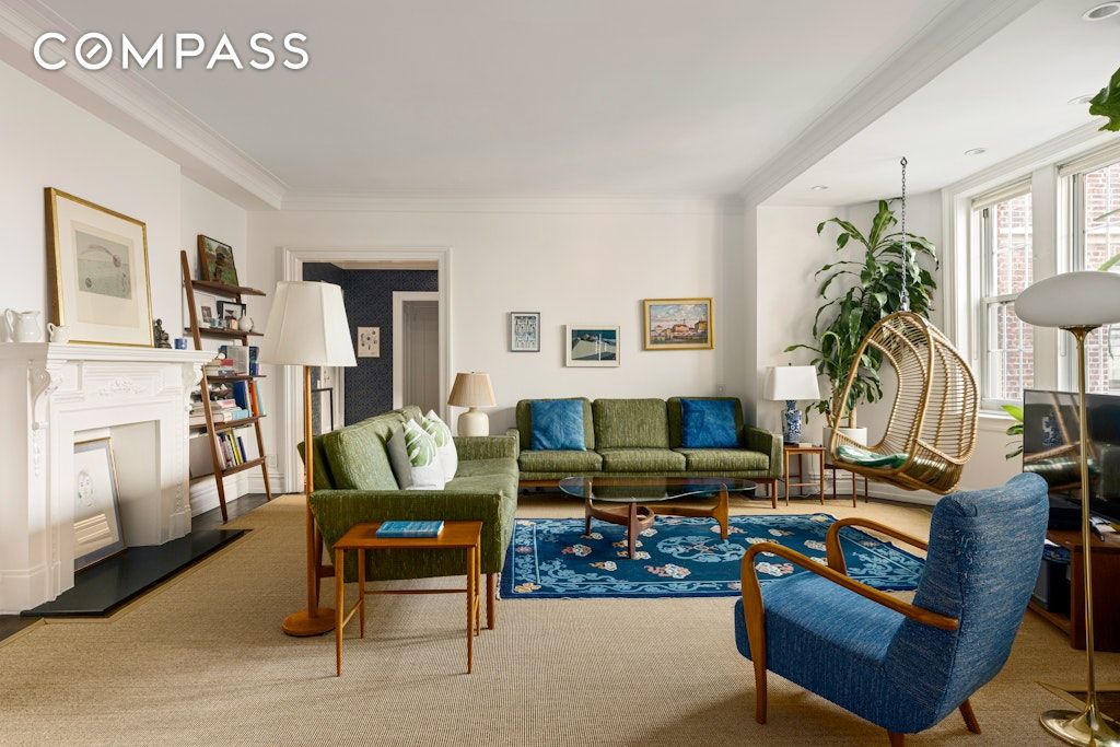 living area featuring carpet flooring and ornamental molding