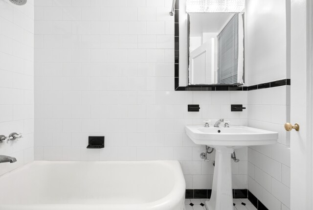 bathroom featuring tile walls