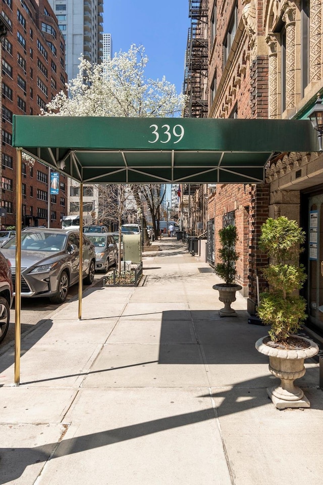 339 E 58th St Unit 7G, New York City, NY 10022 - view of community featuring a city view