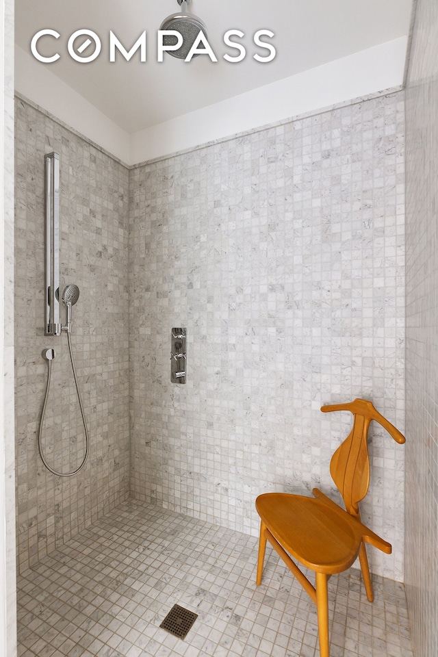 bathroom featuring tiled shower