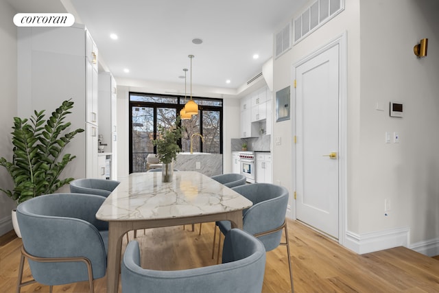 dining space featuring recessed lighting, visible vents, light wood-style flooring, and baseboards