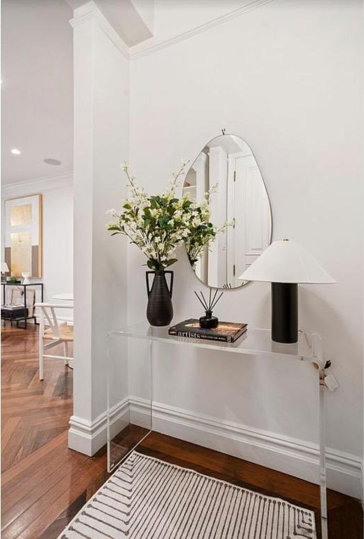 room details featuring ornamental molding