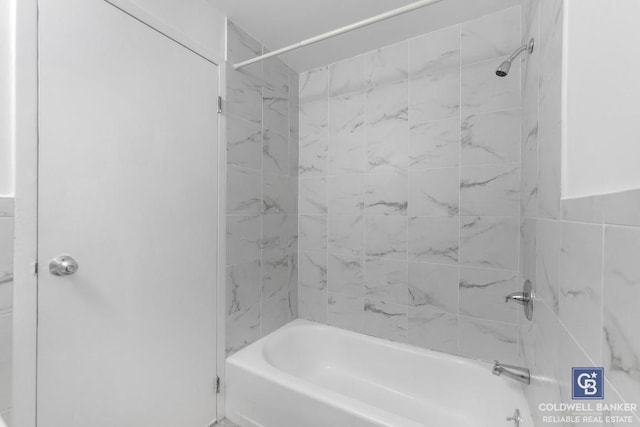 bathroom featuring tiled shower / bath