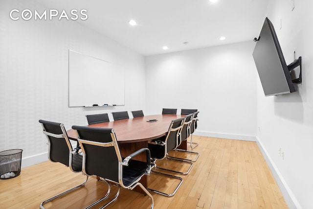 dining space featuring recessed lighting, light wood-type flooring, and baseboards