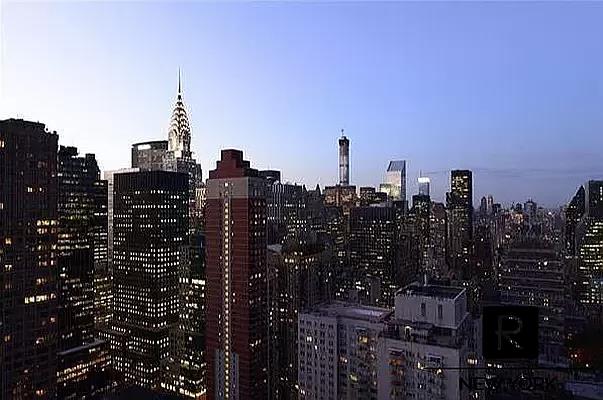 330 E 38th St Unit 54-H, New York City, NY 10016 - skyline view