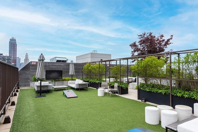 view of yard featuring outdoor lounge area