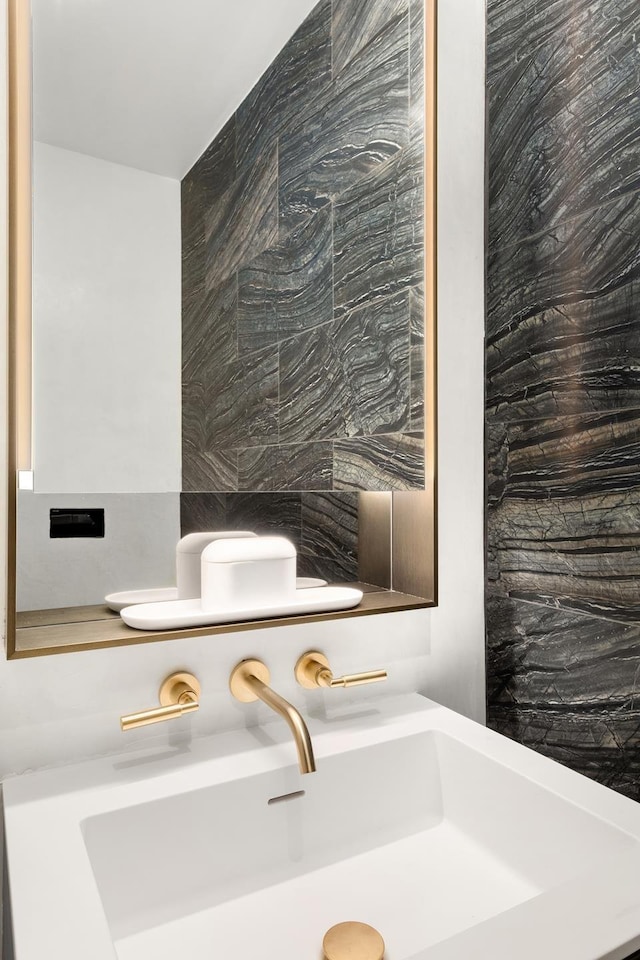 bathroom featuring a sink