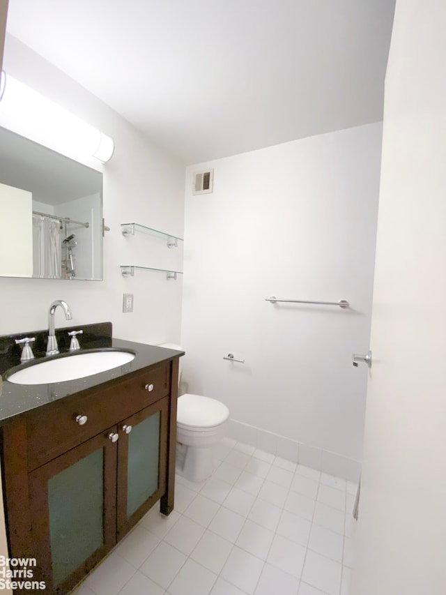 full bath featuring curtained shower, visible vents, toilet, vanity, and baseboards