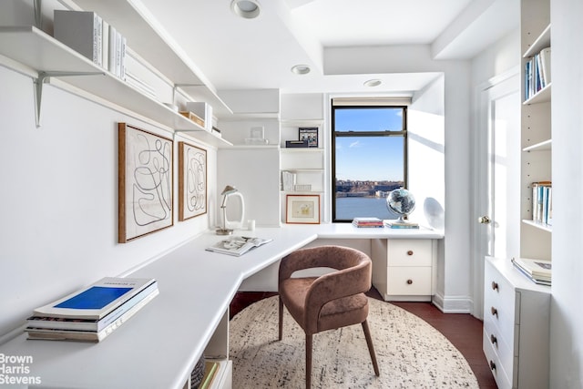 office space with baseboards, recessed lighting, and built in desk