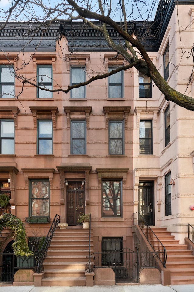 view of front facade featuring a fenced front yard