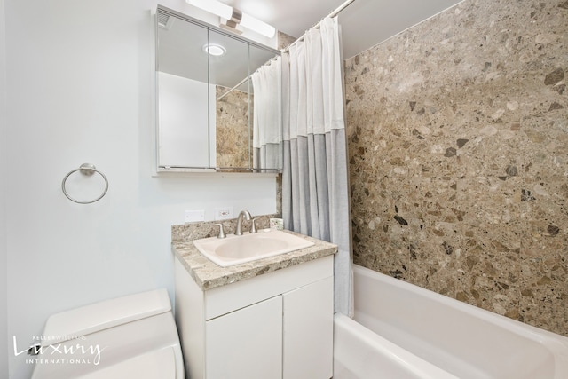 bathroom with shower / tub combo with curtain, vanity, and toilet