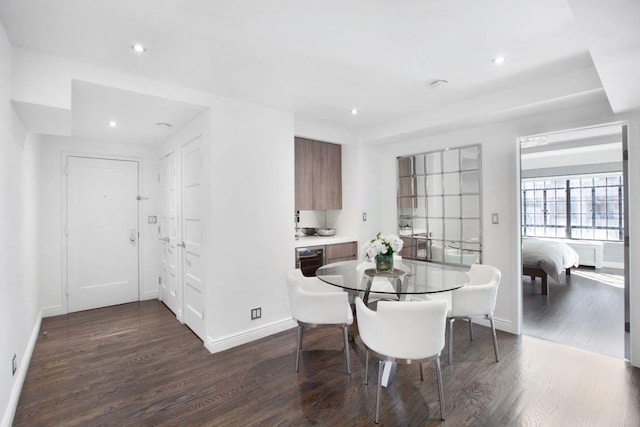 dining room with dark wood-style floors, recessed lighting, and baseboards