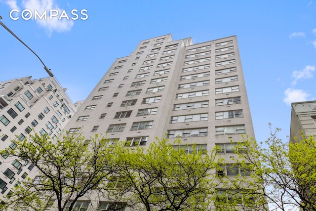 view of apartment building / complex
