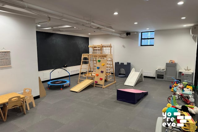 playroom with baseboards, visible vents, an AC wall unit, and recessed lighting