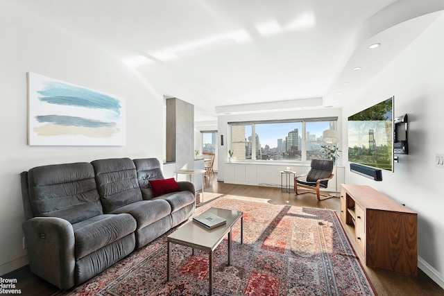 living area featuring light wood-style floors, recessed lighting, and baseboards