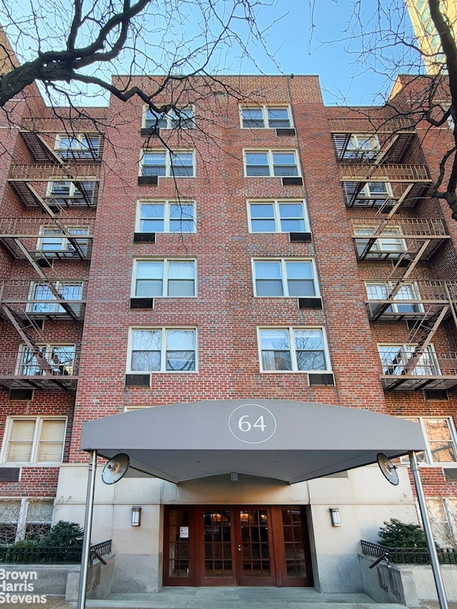 view of apartment building / complex