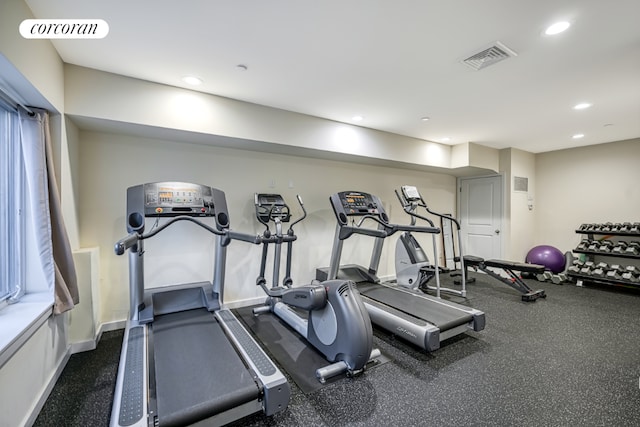 exercise room featuring baseboards, visible vents, and recessed lighting