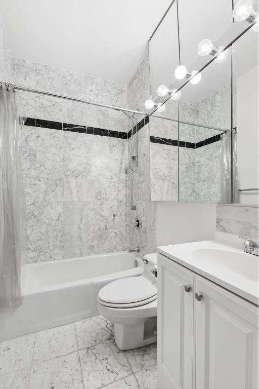 full bathroom featuring shower / tub combo with curtain, vanity, and toilet