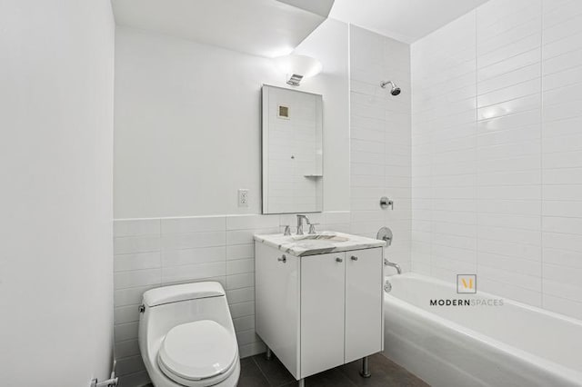 46-30 Center Blvd Unit Ph-3, New York City, NY 11109 - full bathroom with vanity, bathtub / shower combination, and tile walls