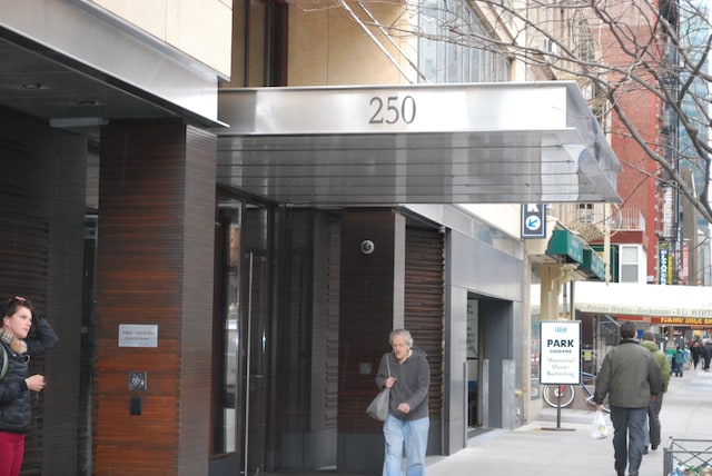 250 E 53rd St Unit 3004, New York City, NY 10022 - entrance to property