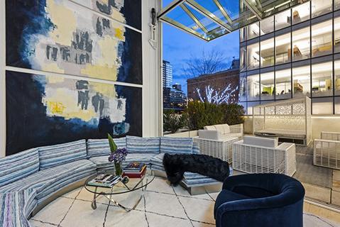 common area featuring a view of city and expansive windows