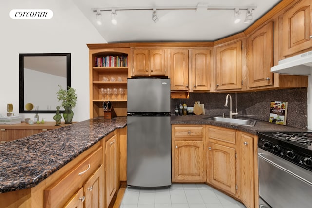 kitchen featuring tasteful backsplash, visible vents, stainless steel appliances, under cabinet range hood, and a sink