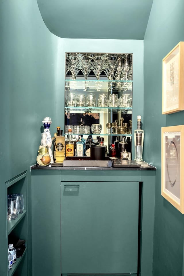 322 E 57th St Unit 12A, New York City, NY 10022 - bar featuring wet bar