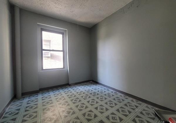 spare room featuring a textured ceiling