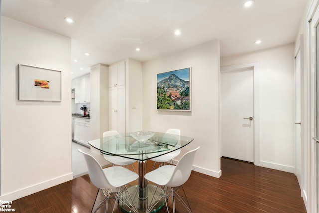 dining area featuring recessed lighting, dark wood-style flooring, and baseboards