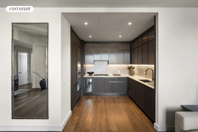 kitchen with visible vents, modern cabinets, stainless steel gas stovetop, dark wood-type flooring, and decorative backsplash